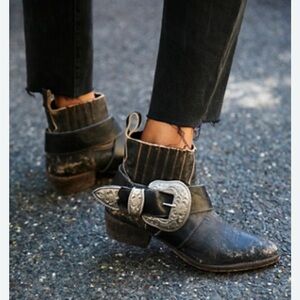 Free People Matisse understated leather  bitchin biker ankle distressed boots 6